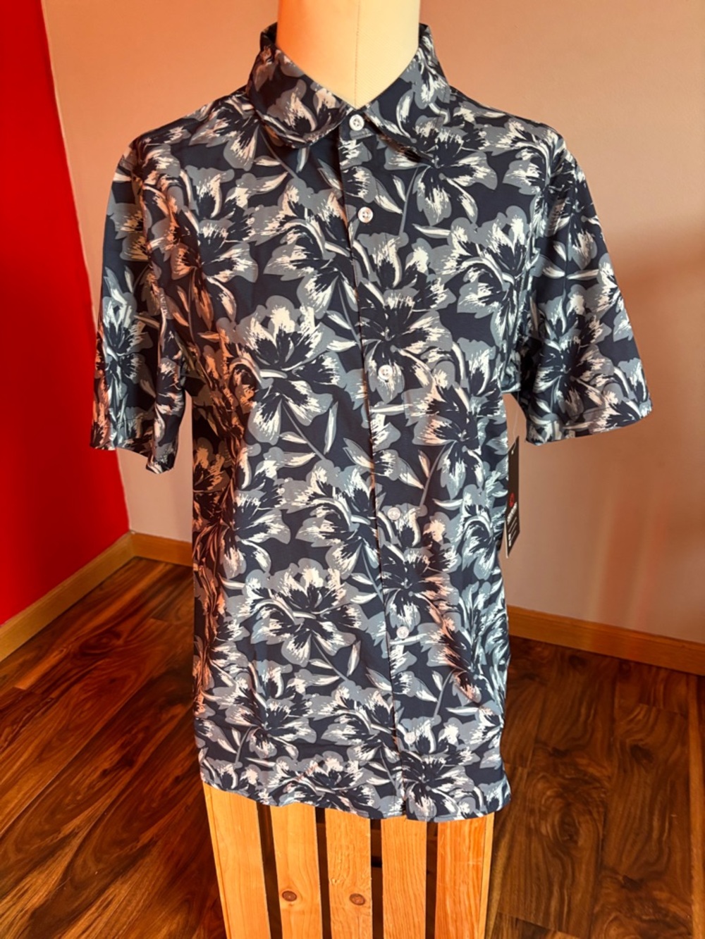 Akademiks Navy and White Floral Short-Sleeve Button-Down Shirt size medium
